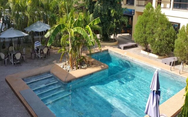 La Laguna Beach Club & Dive Center