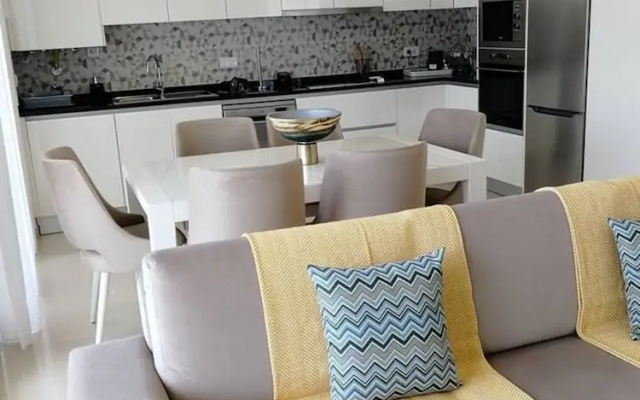 2 Bed Flat - Sleeps 6 - Pool - Parking - Wifi