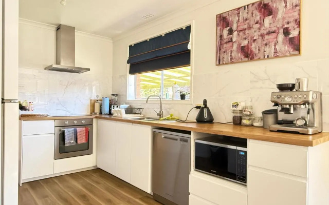 Scullin 3BR House, Free WiFi, Netflix, Parking
