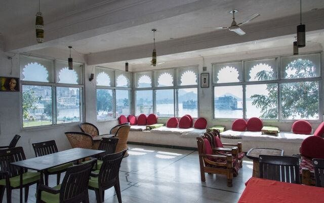 OYO 10704 Hotel Lake Haveli