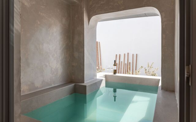 Almyra Oia Suites