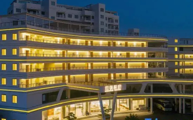 Lufeng Hotel (Sanya Yalong Bay Station)