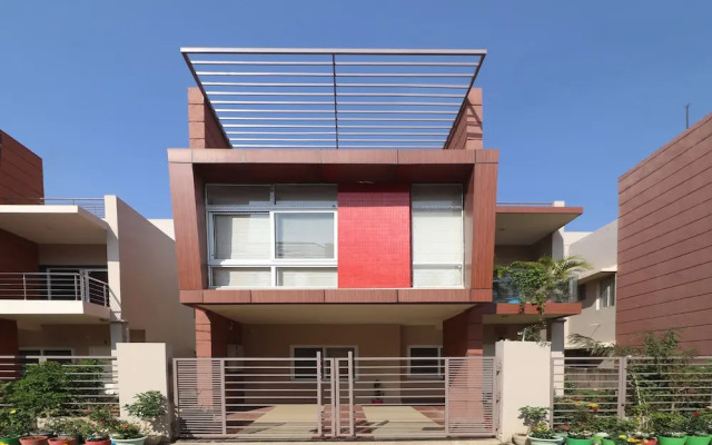 OYO 27826 Home Graceful Stay Near Airport