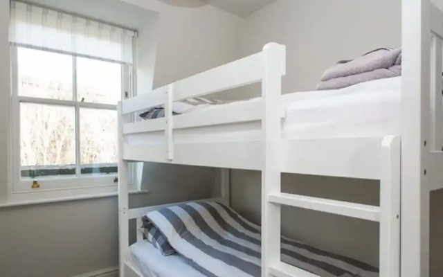 Central Quiet 2 Bedroom Townhouse With Office
