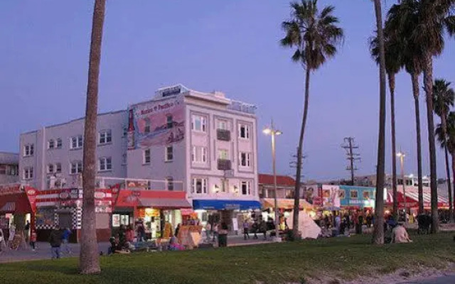 Venice Beach Suites  Hotel