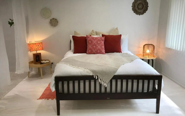 LILY LAMOND, T/House, outdoor shower, 5 min walk to the ocean, Airlie Beach – Guest Rooms – Airlie Beach