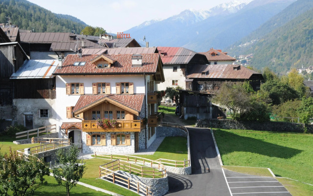 Hilltop apartment in Commezzadura with garden