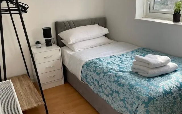 3-bed House - Garden & 30 Mins to Central London