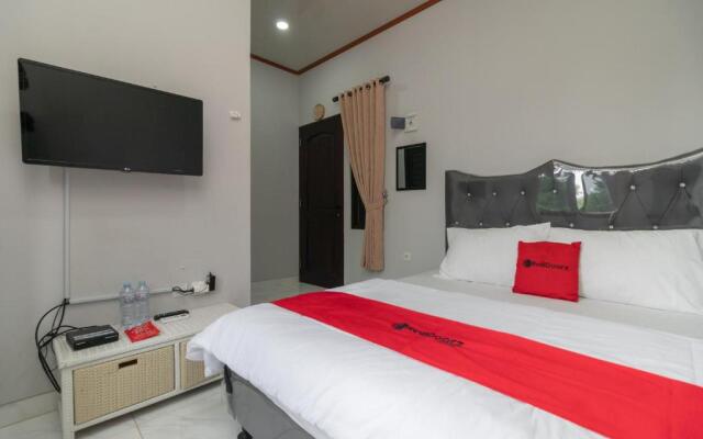 RedDoorz Plus near Jungeland Sentul