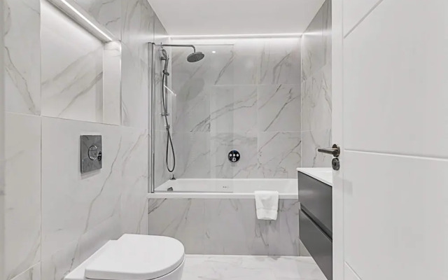 Sunny 2-bed Flat in Chiswick