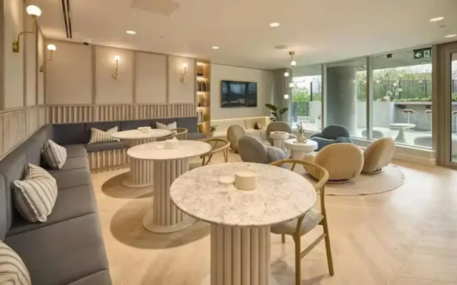 2br-sleeps4-parking-central-cityview