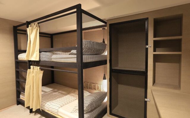 Chedi View Hostel & Rooftop Bar