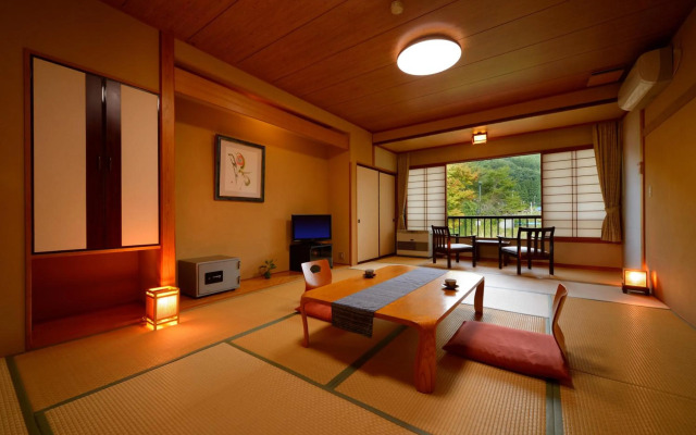 Biyu Bishokuno Hanareyado Kajikaso