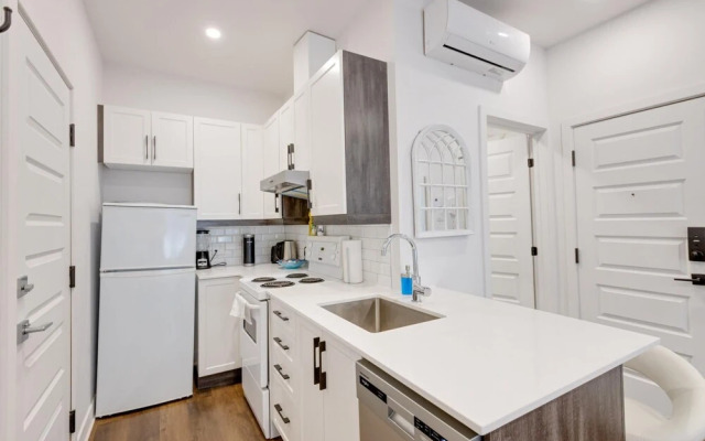 M11 Upscale Studio w Queen Bed AC Prime Location