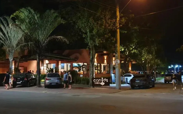 Quarto 100m da praia Pereque