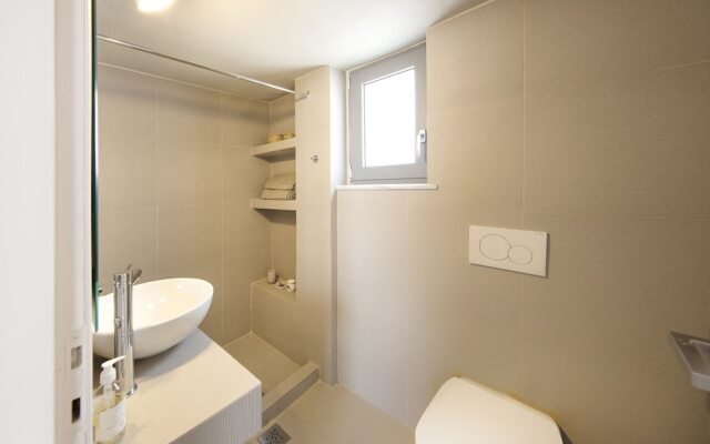 Elegant and Airy Apartment One Stop from City Center by VillaRentalsgr