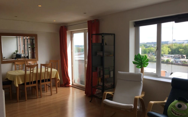 Modern 2 bedroom flat with stunning river views
