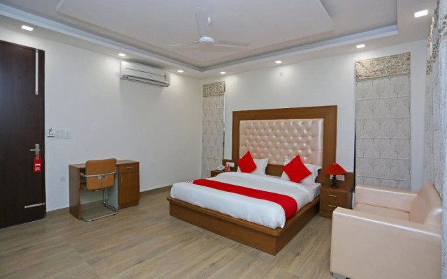 OYO 12692 Amexx Residency