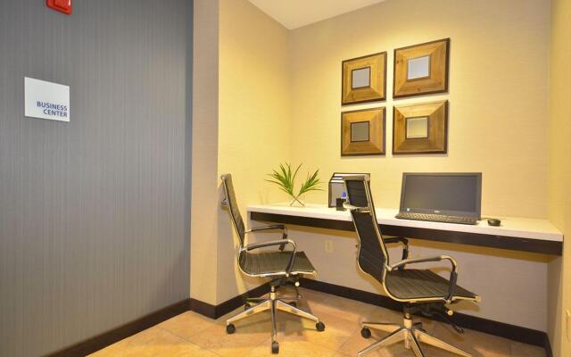 Holiday Inn Express & Suites Farmington by IHG