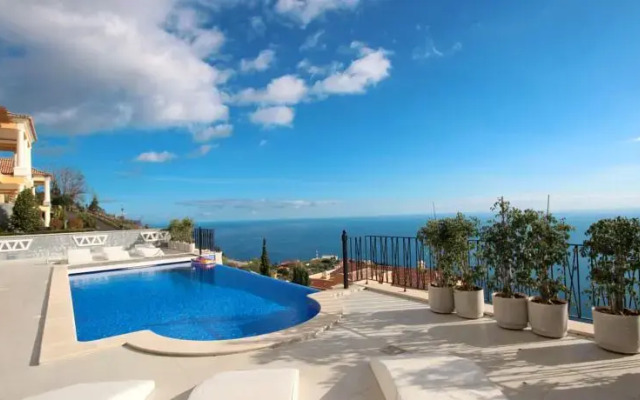 Stunning Villa With Private Heated Pool