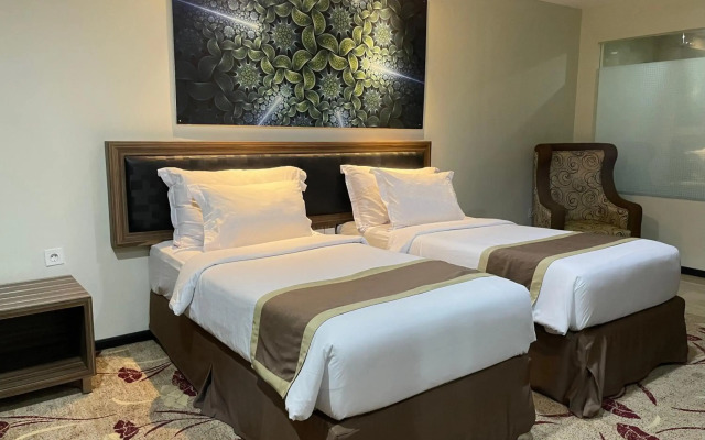 Travellers Hotel Phinisi