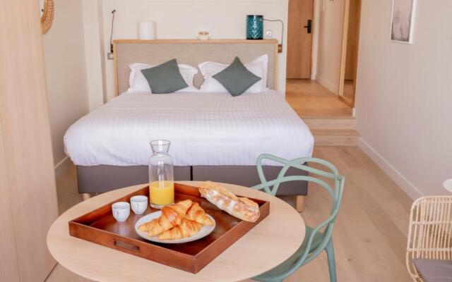LES SUITES DU PORT by Le Saint Ferdinand