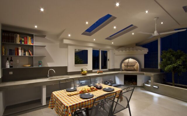 Luxury apt With Roofed Patio Near Beach & Center