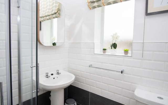 Quiet Residential Apt N/gloucester Road Sleeps 4