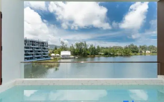 Luxury 2BR Jacuzzi Pool Suite Lakeside Angsana Laguna
