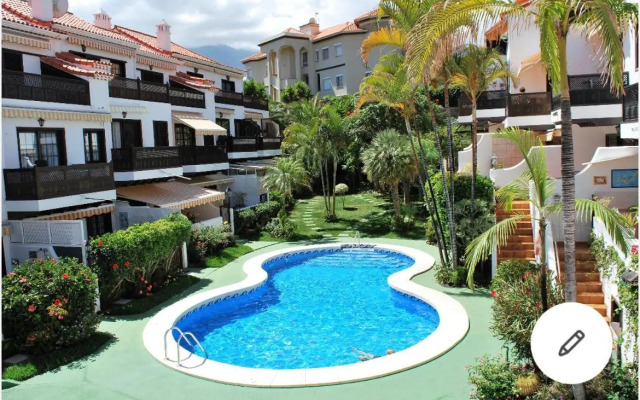 Apartamento con jardín y piscina B