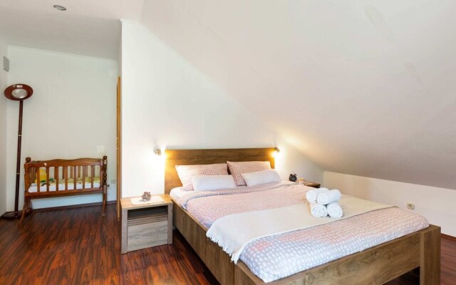 Cosy Apartment in Oto?ac With Balcony