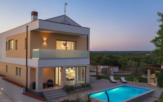 Modern Villa in Peroj With Pool and Parasol