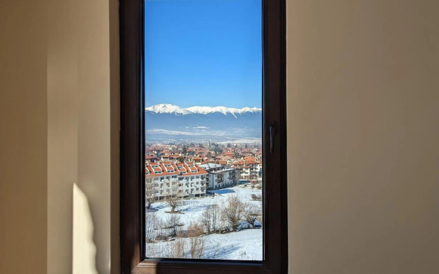 Stylish 2BD Apartment with Panoramic Mountain View