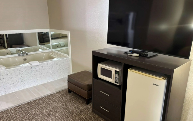 Super 8 by Wyndham Marshall
