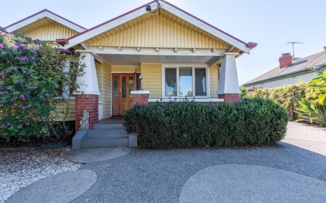 Gorgeous family retreat next to the CBD