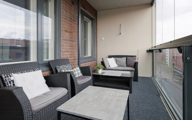 Spacious 2BR Apt - Lake View & Sauna