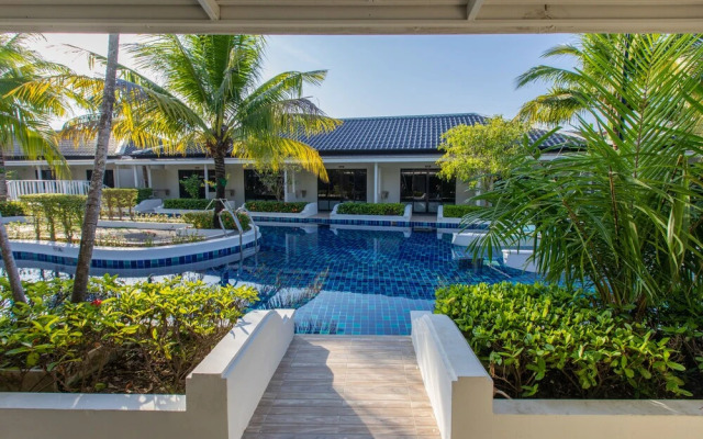 Blu Boat Pool Access Resort and Villas