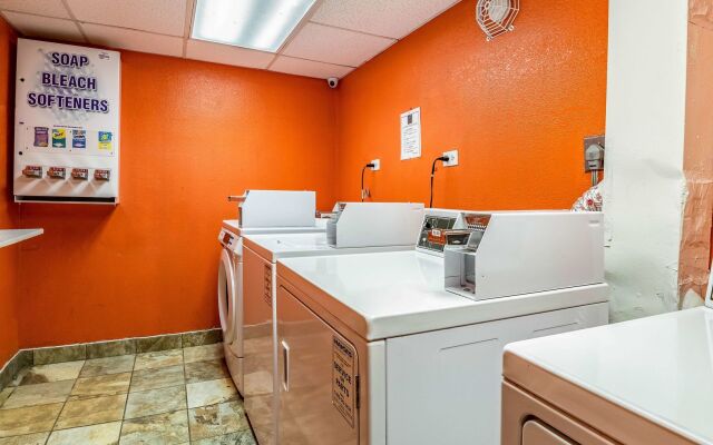 Motel 6 Joliet, IL - I-80