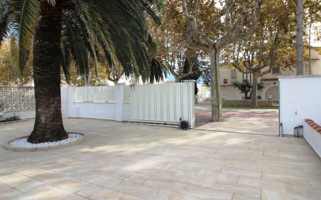 Amazing Villa in Empuriabrava With Swimming Pool