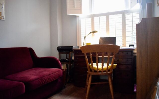 2 Bedroom House in Bow With Garden