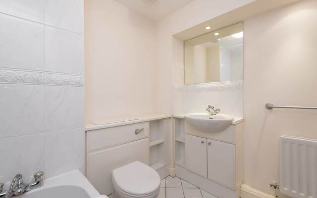 Central 2 Bedroom Apt W Parking Close To Royal Mile