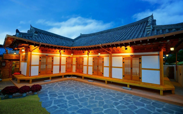Jeonju Hanok Sukbak Chaehumgwan
