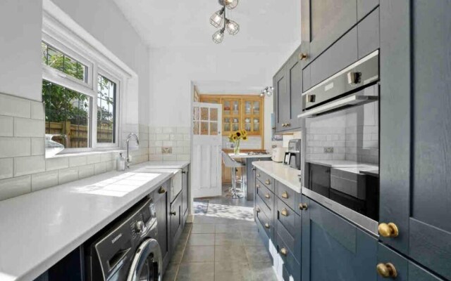 Beautifully Furnished Home - 5 Minutes to the Sea!