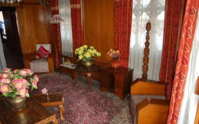 New Chez Henry Houseboat