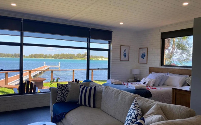 Serenity by the Lake - Romantic Waterfront Couple's Getaway