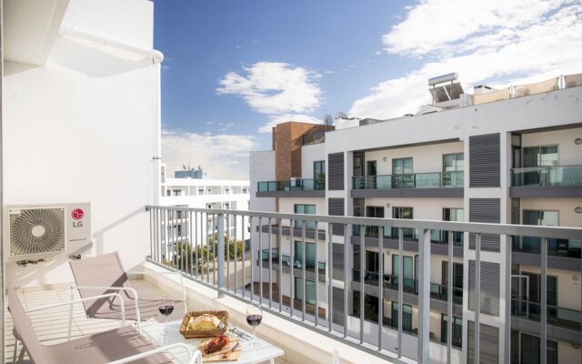 B04 - Luxury 2 Bed with Top Terrace Pool