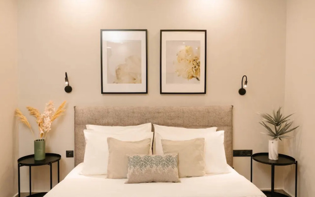 Phaedrus Living: City Center Zenonos Suite