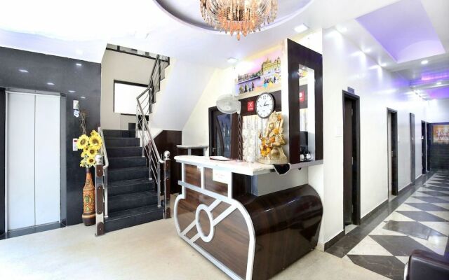 OYO 8766 Hotel DS Regency