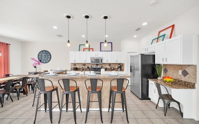 Lake View Getaway: Pool, Game Room, Theming!