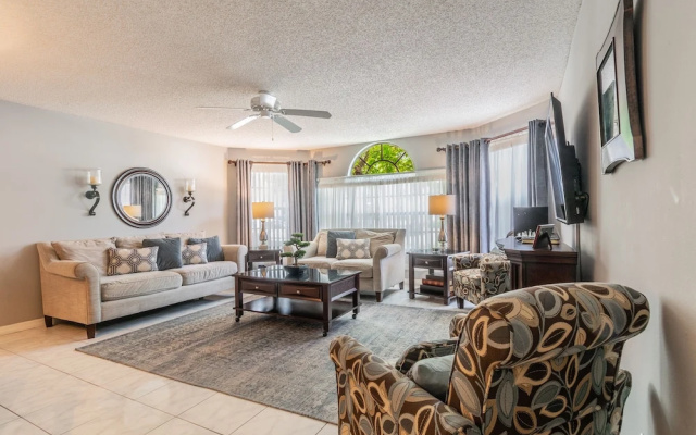​Near Theme Parks! Potter's Castle! Gorgeous, 3 BR's, Sleeps 8, Pool!